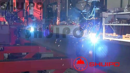 工作中的立體車庫橫梁自動焊接機 工作中的鋼結構附件自動焊接機