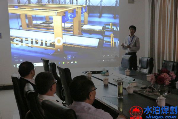 水泊總經理講解鋁廂生產線 水泊總經理講解鋁廂生產線