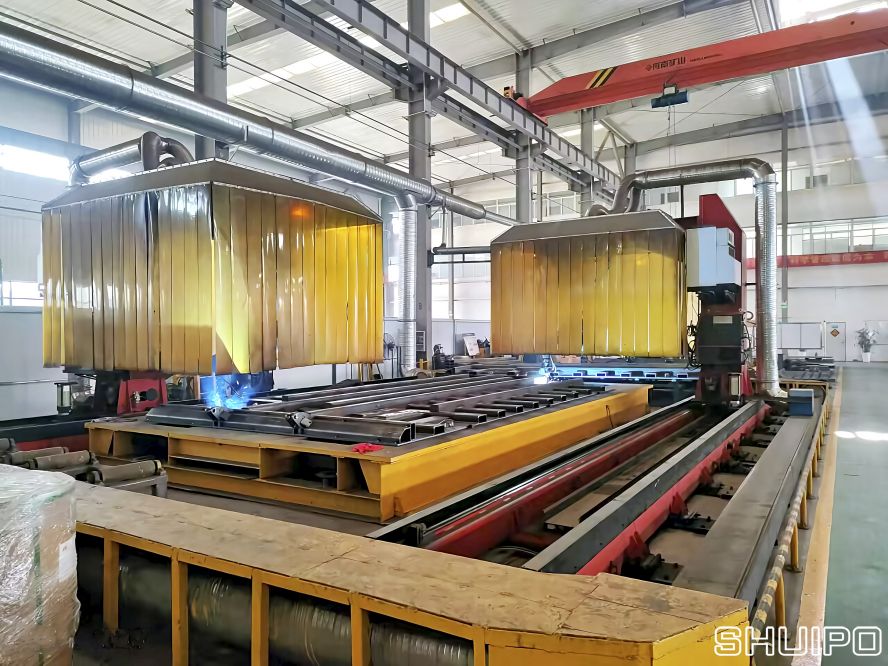 寬體自卸車底板焊接機(jī)器人 寬體自卸車底板焊接機(jī)器人